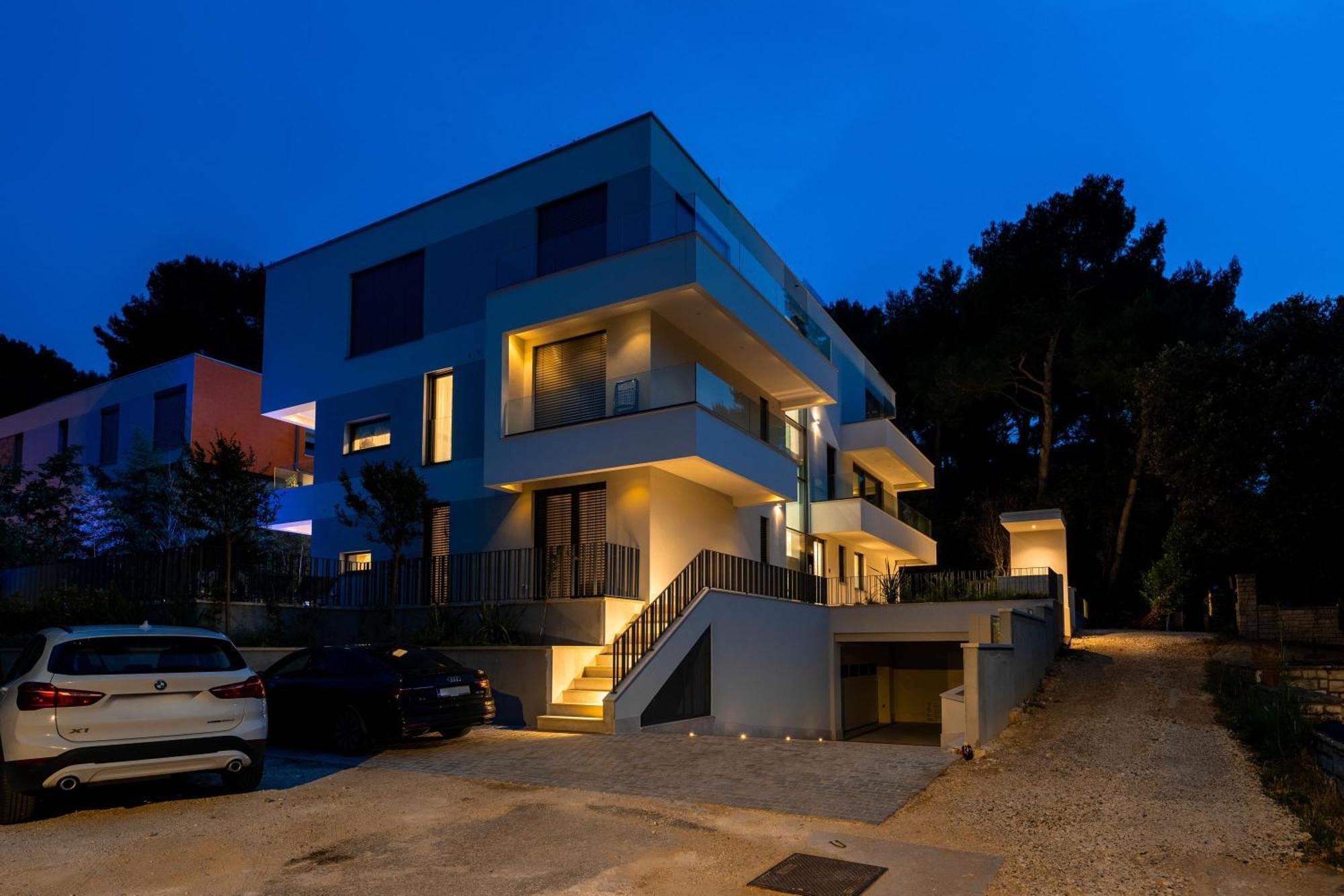 The Q Bliss - Your New 4-Star Hideaway With A Garage Ровинь Экстерьер фото