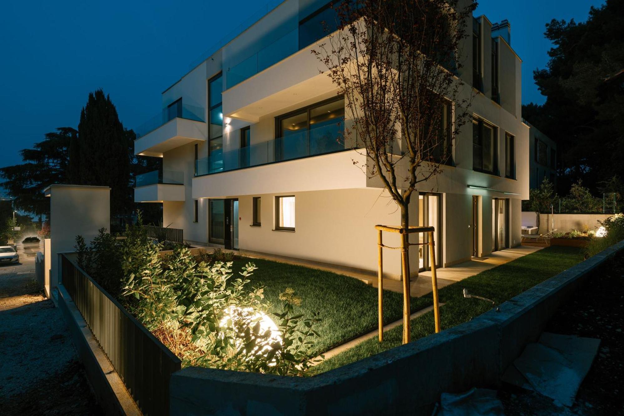 The Q Bliss - Your New 4-Star Hideaway With A Garage Ровинь Экстерьер фото